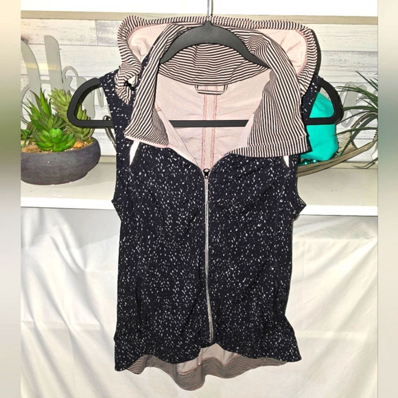 Lululemon Go The Distance Lightweight Vest, Size 6. - Picture 2 of 10